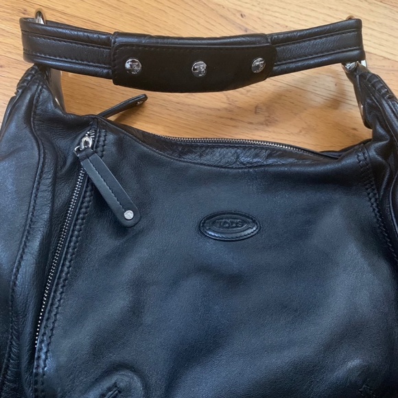 Tod’s black leather shoulder bag - Picture 3 of 8